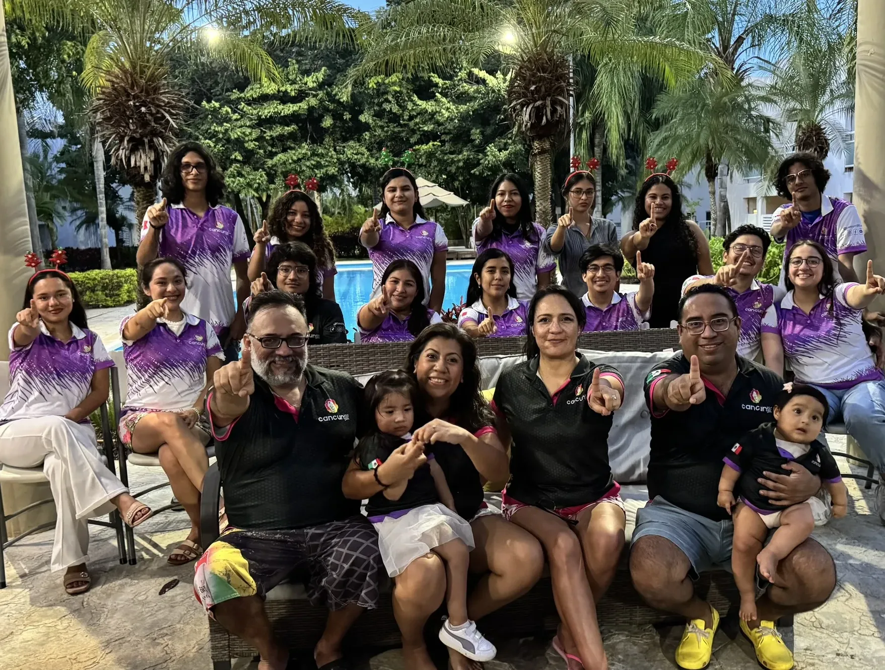 A equipe da Cancun100 reunida ao lado da piscina em Cancún