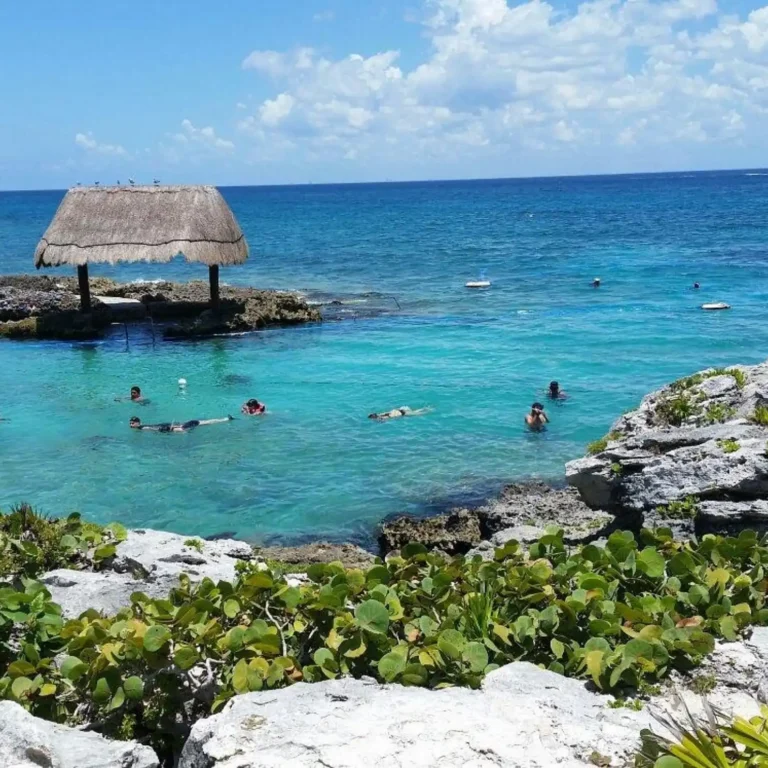 Enseada de água cristalina no Xcaret