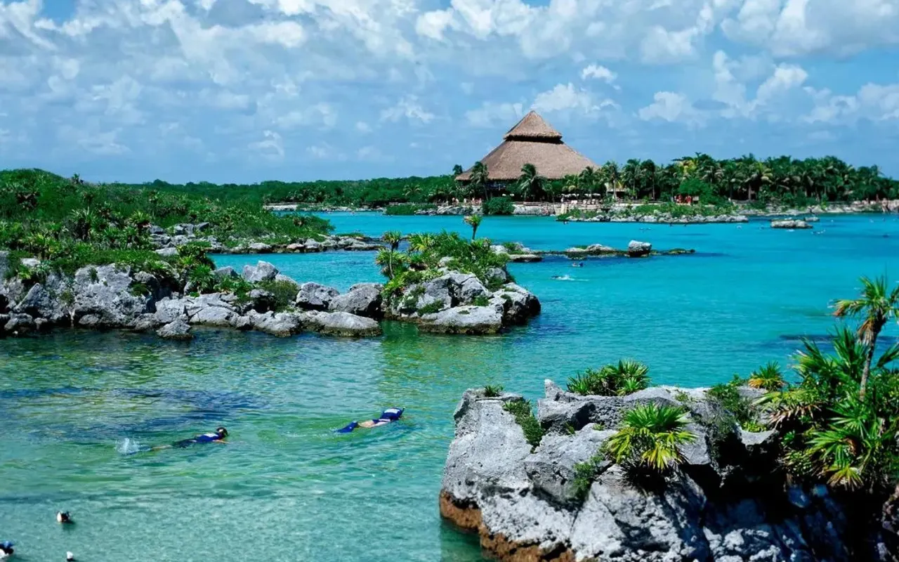 Caleta de Xel-Há con agua turquesa y snorkel