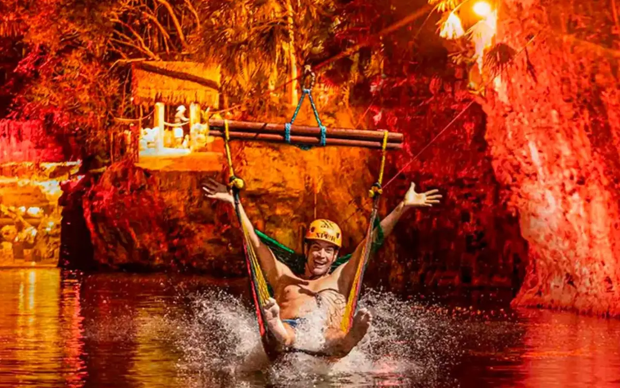 Tirolesa de Xplor que termina en el agua de una caverna